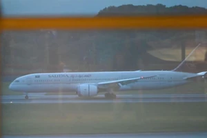 Máy bay chở Tổng thống Sri Lanka đáp xuống sân bay quốc tế Changi (Singapore) tối 14-7. Ảnh: AFP