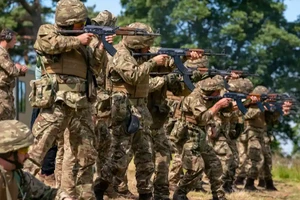 Lính Ukraine được huấn luyện tại một căn cứ quân sự ở gần TP Manchester (Anh) ngày 8-7. Ảnh: THE SUN