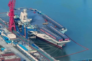 Một trong số các bức ảnh lan truyền trên mạng xã hội cho thấy tàu sân bay Phúc Kiến thiếu radar, vũ khí. Ảnh: WEIBO