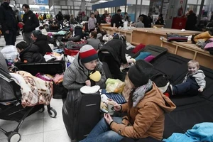 Khung cảnh bên trong một trung tâm tiếp nhận người tị nạn ở biên giới Ukraine-Ba Lan hôm 5-3. Ảnh: AFP