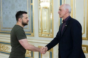 Tổng thống Ukraine - ông Volodymyr Zelensky (trái) và Hạ nghị sĩ Adam Smith - Chủ tịch Ủy ban Quân vụ Hạ viện Mỹ. Ảnh: REUTERS