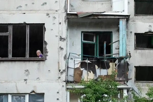 Một chung cư ở TP Sloviansk (tỉnh Donetsk, miền đông Ukraine) bị hư hại nặng do Nga pháo kích. Ảnh: THE GUARDIAN