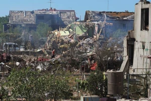 Đống đổ nát sau trận pháo kích của Nga ở TP Odessa (Ukraine) ngày 26-7. Ảnh: AP