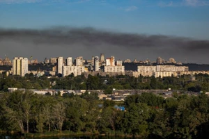 Khói đen bao trùm vùng ngoại ô Kiev (Ukraine) sau khi bị Nga nã tên lửa ngày 28-7. Ảnh: REUTERS
