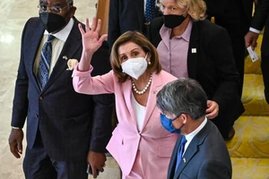Chủ tịch Hạ viện Mỹ Nancy Pelosi (giữa). Ảnh: AFP