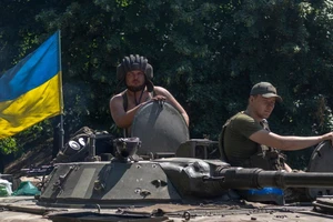 Lính Ukraine trên xe thiết giáp ở chiến trường Donbass (miền đông Ukraine) hôm 31-7. Ảnh: AFP