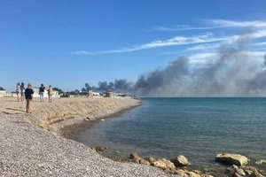 Khói đen bốc lên nghi ngút sau loạt vụ nổ ở căn cứ không quân Saki (gần TP Novofedorovka, bán đảo Crimea) của Nga. Ảnh: RIA NOVOSTI