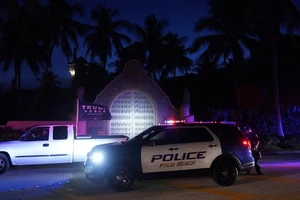 Xe cảnh sát đỗ bên ngoài dinh thự Mar-a-Lago (bang Florida, Mỹ) của ông Trump. Ảnh: AP