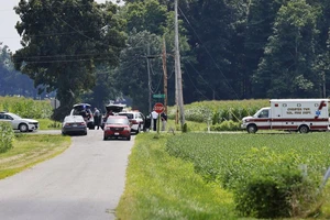 Cảnh sát truy bắt đối tượng tại cánh đồng ngô gần TP Wilmington (bang North Carolina, Mỹ). Ảnh: AP