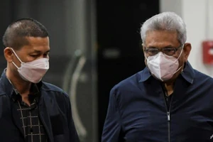 Cựu Tổng thống Sri Lanka - ông Gotabaya Rajapaksa (phải) đã đến Thái Lan ngày 11-8. Ảnh: AFP