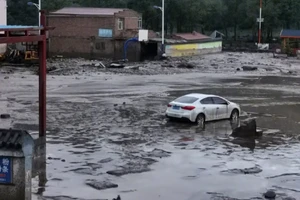 Một con đường ở huyện Đại Đồng, tỉnh Thanh Hải sau trận lũ quét ngày 18-8. Ảnh: WEIBO