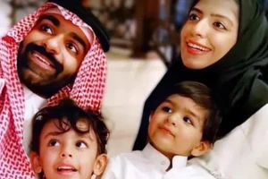 Cô Salman al - Shehab và gia đình. Ảnh: ESOHR