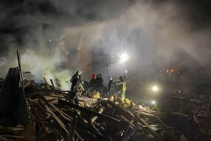 Đống đổ nát sau đợt không kích của Nga ở tỉnh Kharkiv (Ukraine). Ảnh: REUTERS