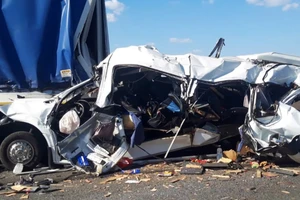 Chiếc xe buýt gần như bị bẹp dúm sau vụ tai nạn ngày 21-8. Ảnh: AFP