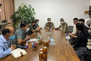Cơ quan chức năng Campuchia làm việc với các đại diện sòng bạc. Ảnh: KHMER TIMES