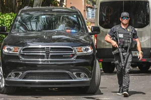 Nhân viên FBI bên ngoài dinh thự ông Trump ở Mar-a-Lago ngày 8-8. ẢNH: AFP
