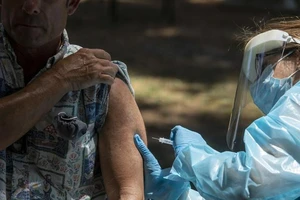 Tình nguyện viên tiêm vaccine đậu mùa khỉ tại Công viên nghệ thuật Barnsdall ở Hollywood. Ảnh: RT