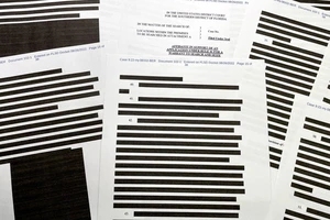 FBI thu giữ 11 bộ hồ sơ mật, trong đó có tài liệu dán nhãn "tối mật" sau khi xét nhà ông Trump ngày 8-8. Ảnh: REUTERS