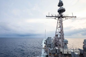 Tàu tuần dương mang tên lửa dẫn đường USS Chancellorsville. Ảnh: CNN