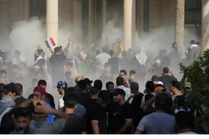 Xung đột giữa những người ủng hộ giáo sĩ Shitte Muqtada al-Sadr và lực lượng an ninh Iraq bên trong toà nhà chính phủ Iraq ngày 29-8. Ảnh: AP