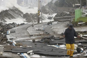 Một con đường tại tỉnh Ulsan bị hư hại khi bão Hinnamnor đổ bộ. ẢNH: YONHAP