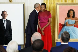 Vợ chồng cựu Tổng thống Obama lần đầu trở lại Nhà Trắng 