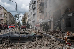 Đợt pháo kích của Nga hôm 6-9 vào tỉnh Kharkiv (Ukraine) khiến một khu chung cư hư hại nghiêm trọng. Ảnh: REUTERS