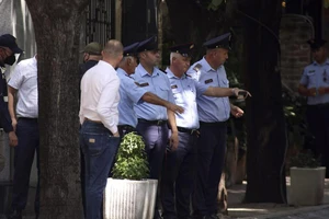 Cảnh sát bảo vệ bên ngoài Đại sứ quán Iran ở Tirana (Albania) ngày 8-9. Ảnh AP