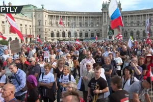 Người dân Áo biểu tình ở thủ đô Vienna ngày 10-9. ẢNH: RUPTLY