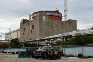 Xe bọc thép vượt địa hình của Nga đậu bên ngoài nhà máy điện hạt nhân Zaporizhzhia. ẢNH: REUTERS