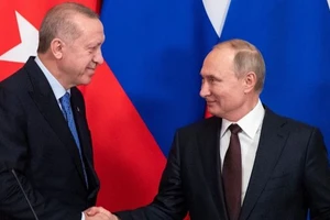 Tổng thống Thổ Nhĩ Kỳ Recep Tayyip Erdogan (bên trái) cùng người đồng cấp Nga Vladimir Putin (bên phải). ẢNH: REUTERS