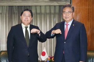 Bộ trưởng Bộ Ngoại giao Nhật Yoshimasa Hayashi (trái) và Bộ trưởng Ngoại giao Hàn Quốc Park Jin hội đàm tại New York vào ngày 19-9. Ảnh: BỘ NGOẠI GIAO NHẬT