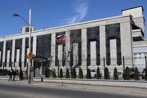 Quang cảnh bên ngoài Đại sứ quán Nga ở thủ đô Ottawa, bang Ontario (Canada). Ảnh: AFP