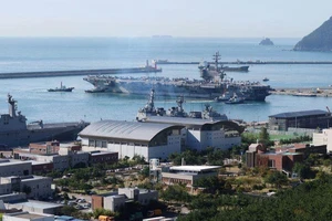 Tàu sân bay Mỹ USS Ronald Reagan cập cảng Busan (Hàn Quốc) sáng 23-9. ẢNH: REUTERS