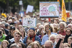Các nhà hoạt động khí hậu tham gia biểu tình ở thành phố Cologne (Đức) ngày 23-9. Ảnh: AP 