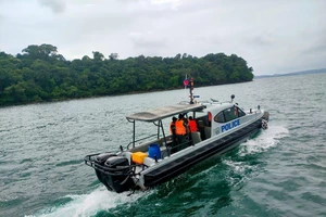 Lực lượng cứu hộ Campuchia tiếp tục tìm kiếm những người Trung Quốc mất tích trong vụ chìm tàu ngoài khơi tỉnh Preah Sihanouk (Campuchia). Ảnh: KHMER TIMES