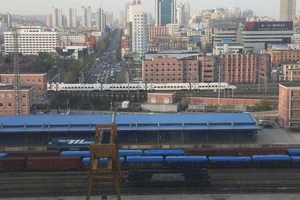 Các toa chở hàng tại 1 toa xe lửa ở TP Đan Đông (tỉnh Liêu Ninh, Trung Quốc). ẢNH: REUTERS