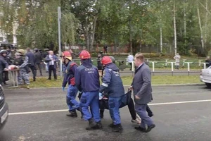 Nhân viên cứu hộ tại hiện trường vụ xả súng. ẢNH: REUTERS.