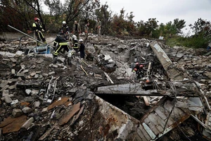 Tòa nhà ở TP Izium (tỉnh Kharkiv, Ukraine) hoàn toàn bị phá hủy sau trận pháo kích của Nga ngày 30-9. Ảnh: REUTERS