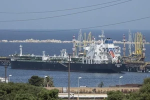 Tàu chở dầu San Sebastian (Malta) cập cảng Nga hồi tháng 5. Ảnh: AP