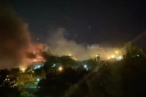 Khói lửa bốc lên tại nhà tù Evin (thủ đô Tehran, Iran) tối 15-10. Ảnh chụp màn hình