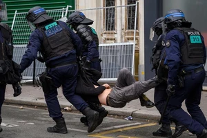 Cảnh sát Pháp bắt người biểu tình. Ảnh: GETTY IMAGES
