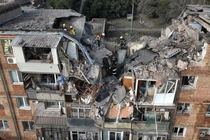 Tòa dân cư bị phá hủy sau trận pháo kích của Nga vào tỉnh Mykolaiv. Ảnh: HANDOUT