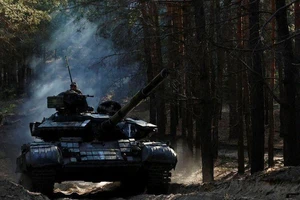 Lính Ukraine lái xe tăng Nga thu được trên chiến trường tỉnh Kharkiv. Ảnh: REUTERS