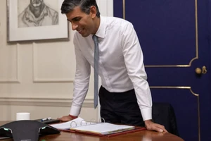 Tân Thủ tướng Anh Rishi Sunak điện đàm với Tổng thống Mỹ Joe Biden tối 25-10. Ảnh: THE TELEGRAPH