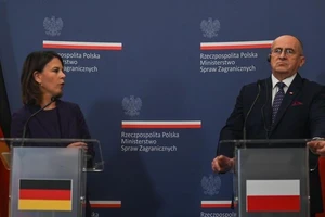 Ngoại trưởng Đức Annalena Baerbock gặp người đồng cấp Ba Lan Zbigniew Rau tại Warsaw đầu tháng 10 bàn về các khoản bồi thường tổn thất Thế chiến II. Ảnh: GETTY IMAGES