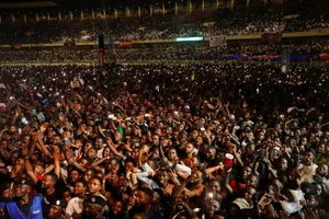 Người hâm mộ tập trung tại đêm hòa nhạc của ca sĩ người Congo Fally Ipupa diễn ra tại sân vận động Martyrs hôm 29-10. Ảnh: REUTERS