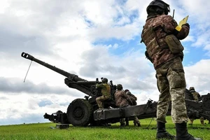 Binh sĩ Ukraine chuẩn bị khai hỏa lựu pháo FH-70 tại tiền tuyến Zaporizhia khi Nga liên tục tấn công khu vực. Ảnh: REUTERS