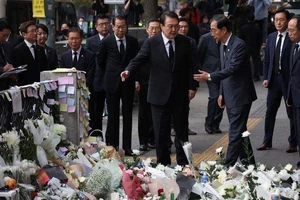 Tổng thống Hàn Quốc Yoon Suk-yeol (trái) và Thủ tướng Han Duck-soo đến tưởng niệm nạn nhân vụ giẫm đạp Halloween. Ảnh: REUTERS