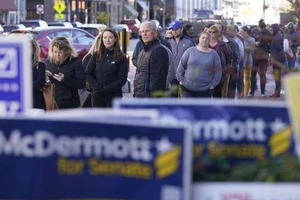 Cử tri bang Idiana đi bỏ phiếu sớm vào ngày 7-11. Ảnh: AP